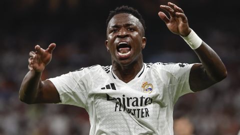 MADRID, 01/09/2024.- El delantero brasileño del Real Madrid Vinicius Jr. protesta durante el partido de la cuarta jornada de LaLiga entre el Real Madrid y el Real Betis, este domingo en el estadio Santiago Bernabéu. EFE/Sergio Pérez