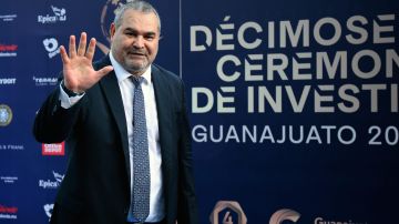 MEX7670. LEÓN (MÉXICO), 03/09/2024.- El exfutbolista paraguayo José Luis Chilavert saluda durante la Alfombra Azul previo a la Investidura 2024 al Salón de la Fama del fútbol Nacional e Internacional este martes, en la ciudad de León (México). Los argentinos Juan Román Riquelme y Diego Simeone, el chileno Iván Zamorano y el paraguayo José Luis Chilavert encabezaron la generación 2024 de leyendas que ingresaron al Salón de la Fama del Fútbol Internacional que está avalado por FIFA y se encuentra en México. EFE/ Luis Ramírez