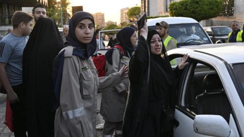 “No hay ningún lugar seguro. ¿A dónde debemos ir?”: el terror de los miles de libaneses que huyen tras el mortífero bombardeo de Israel