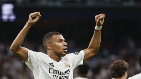 -FOTODELDÍA- MADRID, 01/09/2024.- El delantero del Real Madrid Kylian Mbappé celebra su gol durante el partido de la cuarta jornada de LaLiga entre el Real Madrid y el Real Betis, este domingo en el estadio Santiago Bernabéu. EFE/Sergio Pérez