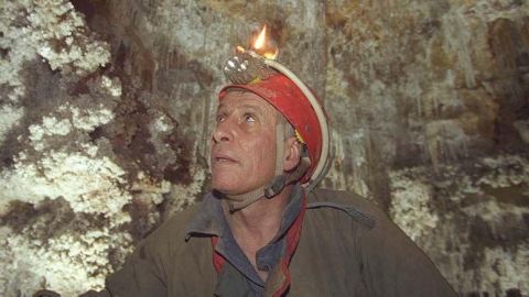 El científico que decidió vivir en una cueva "en la oscuridad, sin saber la hora" y lo que mostró sobre nuestra relación con el tiempo