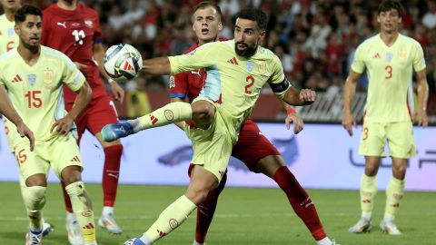 Belgrade (Serbia), 15/04/2020.- Dani Carvajal (C) of Spain in action during the UEFA Nations League group D soccer match between Serbia and Spain in Belgrade, Serbia, 05 September 2024. (España, Belgrado) EFE/EPA/ANDREJ CUKIC