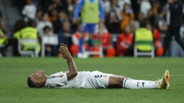 MADRID, 24/09/2024.- El delantero francés del Real Madrid, Kylian Mbappé, durante el encuentro correspondiente a la séptima jornada de Laliga EA Sports que Real Madrid y Alavés disputan hoy martes en el estadio Santiago Bernabéu, en Madrid. EFE / Juanjo Martín.