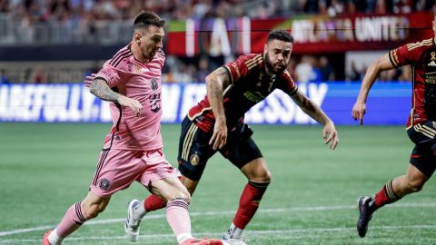 Atlanta (United States), 19/09/2024.- Inter Miami forward Lionel Messi (L) in action against Atlanta United defender Derrick Williams during the second half of a MLS soccer match between Inter Miami and Atlanta United in Atlanta, Georgia, USA, 18 September 2024. EFE/EPA/ERIK S. LESSER