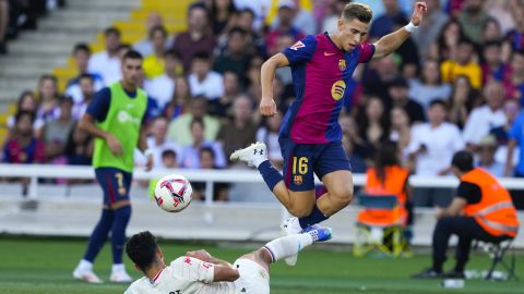 BARCELONA , 31/08/2024.- El centrocampista del Barcelona Fermín López (d) pelea un balón con el defensa suizo del Valladolid Eray Cömert durante el partido de LaLiga que se disputa este sábado en el estadio Olímpico Lluis Companys de Barcelona. EFE/ Alejandro Garcia