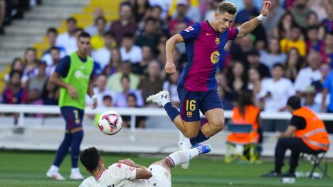 BARCELONA , 31/08/2024.- El centrocampista del Barcelona Fermín López (d) pelea un balón con el defensa suizo del Valladolid Eray Cömert durante el partido de LaLiga que se disputa este sábado en el estadio Olímpico Lluis Companys de Barcelona. EFE/ Alejandro Garcia