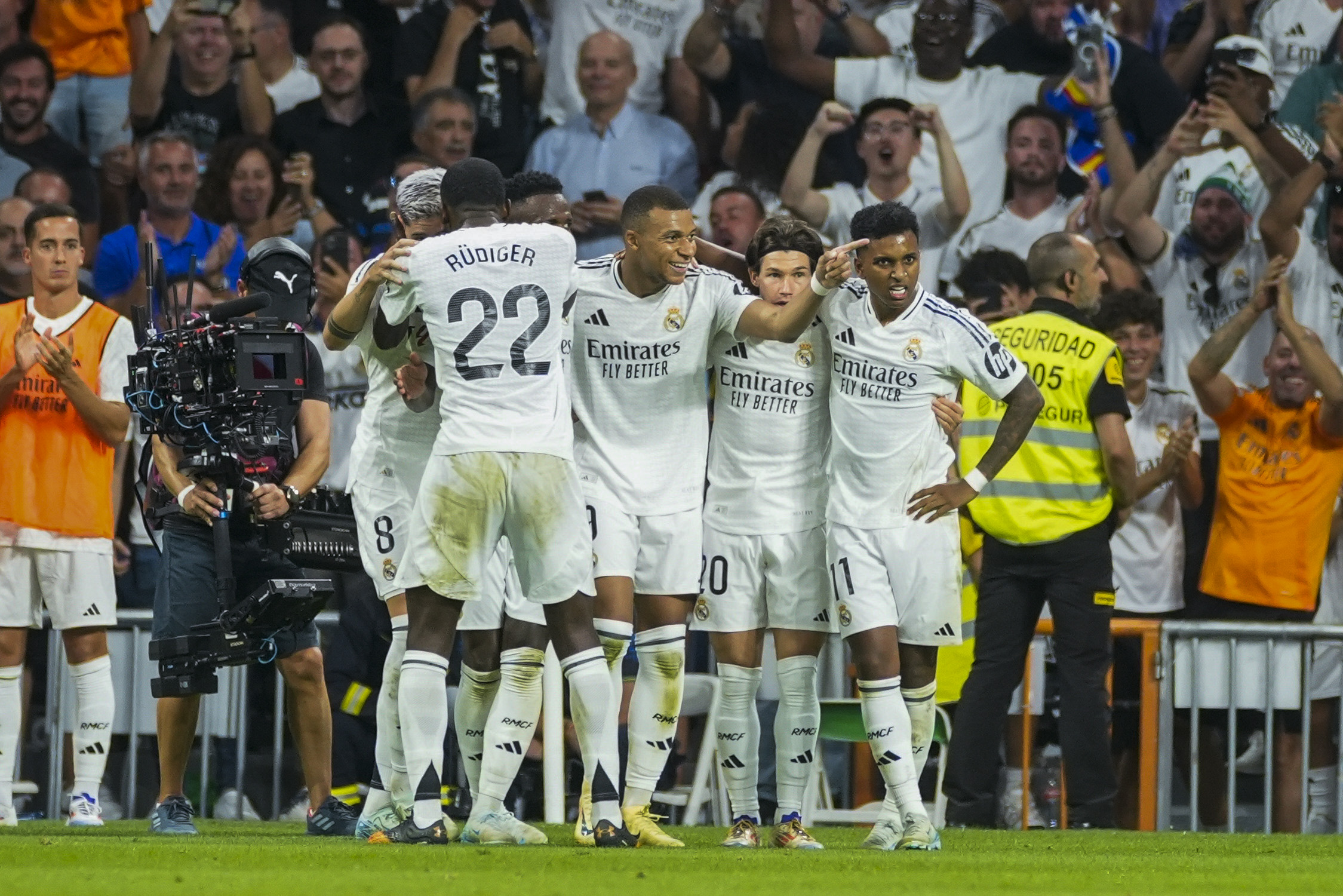 El astro francés Kylian Mbappé celebrando uno de sus goles junto a sus compañeros del Real Madrid durante el encuentro ante el Betis.