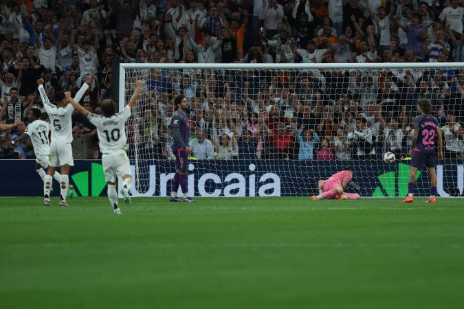 El momento en el que el brasileño Rodrygo anota el gol de la ventaja para el Real Madrid encendiendo la fiesta en el Santiago Bernabéu.