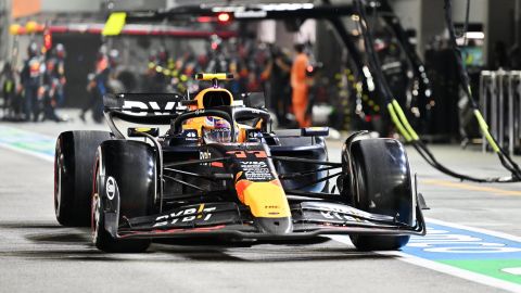 Singapore (Singapore), 22/09/2024.- Mexican driver Sergio Perez of Red Bull Racing drives in the pit lane during the Singapore Formula One Grand Prix at the Marina Bay Street Circuit, Singapore, 22 September 2024. (Fórmula Uno, Singapur, Singapur) EFE/EPA/MOHD RASFAN / POOL