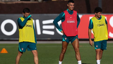 Oeiras (Portugal), 04/09/2024.- Cristiano Ronaldo (C), Joao Neves, and Bernardo Silva (L) of Portugal attend a training session in Oeiras, Portugal, 04 September 2024. Portugal will play against Croatia on 05 September and Scotland on 08 September in the UEFA Nations League. (Croacia) EFE/EPA/JOSE SENA GOULAO