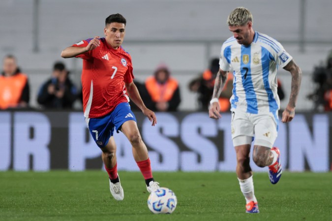 Con su clara victoria ante Chile el pasado jueves la Selección de Argentina logró mantenerse como el líder de la clasificación de las eliminatorias sudamericanas.