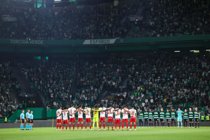 El mexicano Guillermo "Memo" Ochoa (al centro) junto al resto de los jugadores durante un minuto de silencio antes del encuentro entre Sporting Lisboa y AVS Futebol.