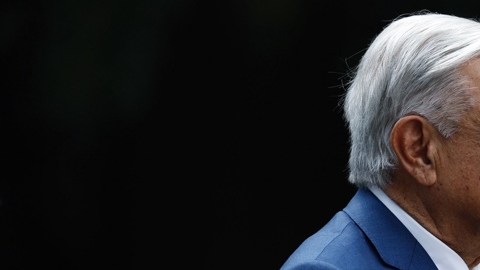 AMLO y Sheinbaum izan bandera mexicana en memoria a las víctimas de los sismos de 1985 y 2017