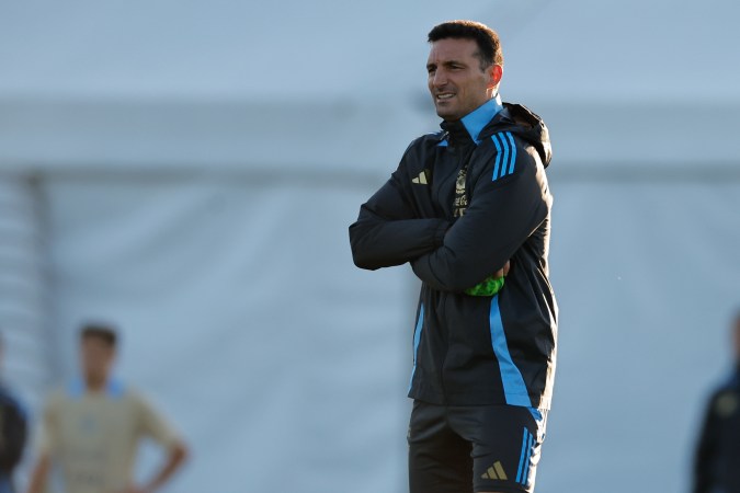 Lionel Scaloni dirigiendo un entrenamiento de la Selección de Argentina en Buenos Aires antes de emprender su viaje a Barranquilla.