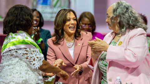 Kamala Harris se unió a las Alpha Kappa Alpha (AKA), quienes se identifican con el rosa y el verde, en 1986, cuando estudiaba en la Universidad de Howard.