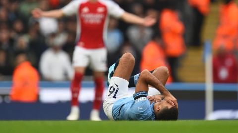 Manchester (United Kingdom), 22/09/2024.- Manchester City's Rodri on the ground during the English Premier League match between Manchester City and Arsenal in Manchester, Britain, 22 September 2024. (Reino Unido) EFE/EPA/PETER POWELL EDITORIAL USE ONLY. No use with unauthorized audio, video, data, fixture lists, club/league logos, 'live' services or NFTs. Online in-match use limited to 120 images, no video emulation. No use in betting, games or single club/league/player publications.