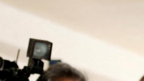 Equipo de González Urrutia tilda de cobarde orden de captura