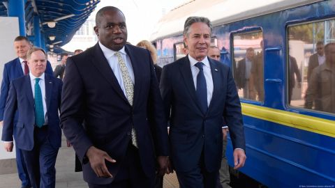 Blinken y el canciller británico llegan juntos a Kiev