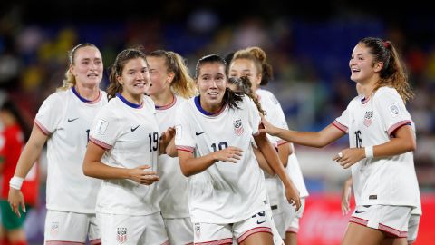 AME5908. CALI (COLOMBIA), 04/09/2024.- Jugadoras de Estados Unidos celebran un gol este miércoles, en un partido del grupo C de la Copa Mundial Femenina sub-20 entre las selecciones de Marruecos y Estados Unidos en el estadio de Pascual Guerrero en Cali (Colombia). EFE/ Ernesto Guzmán Jr.