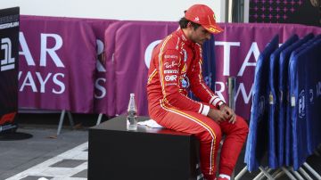 FOTODELDÍA Baku (Azerbaiyán), 14/09/2024.- El piloto español Carlos Sainz Jr de la Scuderia Ferrari observa después de terminar tercero en la clasificación para el Gran Premio de Fórmula Uno de Azerbaiyán 2024, en el Circuito de la Ciudad de Bakú en Bakú, Azerbaiyán, el 14 de septiembre de 2024. El Gran Premio de Fórmula Uno de Azerbaiyán se llevará a cabo el 15 de septiembre de 2024. EFE/EPA/ALI HAIDER