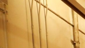 Freddy Malfavón (izq.) y José Heredia trabajan como pintores de autobuses en el Taller Central de Mantenimiento (CMS) de Metro.