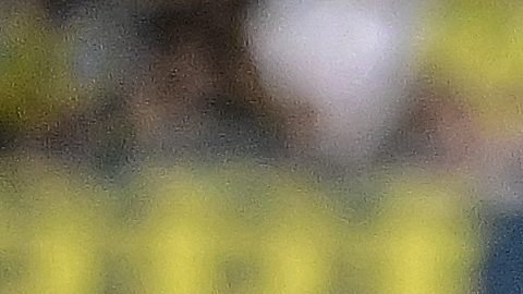VILLARREAL, 22/09/2024.- El delantero del FC Barcelona, Lamine Yamal (i), conduce el balón ante el defensa del Villarreal, Sergi Cardona, durante el encuentro correspondiente a la sexta jornada de Laliga EA Sports que disputan hoy Domingo FC Barcelona y Villarreal en el estadio de La Cerámica, en la localidad castellonense. EFE / Andreu Esteba.