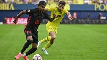 VILLARREAL, 22/09/2024.- El delantero del FC Barcelona, Lamine Yamal (i), conduce el balón ante el defensa del Villarreal, Sergi Cardona, durante el encuentro correspondiente a la sexta jornada de Laliga EA Sports que disputan hoy Domingo FC Barcelona y Villarreal en el estadio de La Cerámica, en la localidad castellonense. EFE / Andreu Esteba.