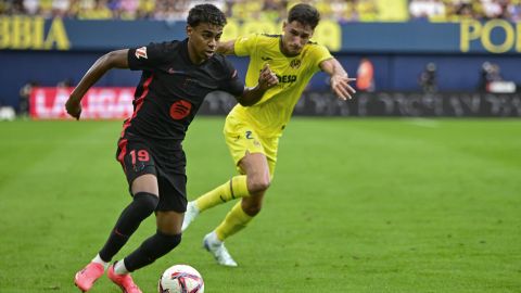 VILLARREAL, 22/09/2024.- El delantero del FC Barcelona, Lamine Yamal (i), conduce el balón ante el defensa del Villarreal, Sergi Cardona, durante el encuentro correspondiente a la sexta jornada de Laliga EA Sports que disputan hoy Domingo FC Barcelona y Villarreal en el estadio de La Cerámica, en la localidad castellonense. EFE / Andreu Esteba.