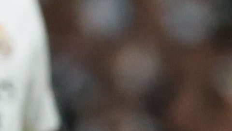 MADRID, 24/09/2024.- El delantero brasileño del Real Madrid Vinicius Jr. (d) se escapa de Antonio Blanco, del Alavés, durante el encuentro de la séptima jornada de LaLiga que Real Madrid y Deportivo Alavés disputan hoy martes en el estadio Santiago Bernabéu. EFE/Juanjo Martín
