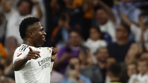 MADRID, 21/09/2024.- El delantero brasileño del Real Madrid, Vinicius Junior, celebra el tercer gol del equipo madridista durante el encuentro correspondiente a la sexta jornada de Laliga EA Sports que disputan hoy sábado Real Madrid y Espanyol en el estadio Santiago Bernábeu, en Madrid. EFE / Sergio Pérez.