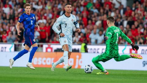 Lisbon (Portugal), 05/09/2024.- Cristiano Ronaldo (C) of Portugal in action against goalkeeper Dominik Livakovic of Croatia during the UEFA Nations League group A soccer match between Portugal and Croatia, in Lisbon, Portugal, 05 September 2024. (Croacia, Lisboa) EFE/EPA/JOSE SENA GOULAO