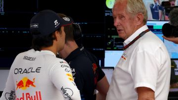 El asesor de la escudería Red Bull, Helmut Marko, hablando con Sergio "Checo" Pérez durante los entrenamientos libres del viernes en el circuito de Bakú.