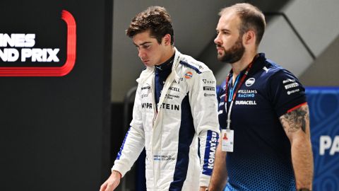 Singapore (Singapore), 21/09/2024.- Argentinian driver Franco Colapinto of Williams Racing (L) walks in the pit lane during the qualifying for the Singapore Formula One Grand Prix at the Marina Bay Street Circuit, Singapore, 21 September 2024. The Singapore Formula One Grand Prix takes place on 22 September 2024. (Fórmula Uno, Singapur, Singapur) EFE/EPA/MOHD RASFAN / POOL