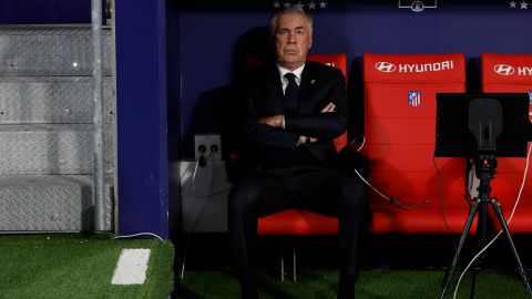 El entrenador del Real Madrid, el italiano Carlo Ancelotti, durante el derbi madrileño de este domingo en el estadio Metropolitano.