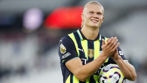 London (United Kingdom), 31/08/2024.- Erling Haaland of Manchester City, holding a match ball for scoring a hat-trick, applauds fans at the end of the English Premier League soccer match of West Ham United against Manchester City, in London, Britain, 31 August 2024. (Reino Unido, Londres) EFE/EPA/DAVID CLIFF EDITORIAL USE ONLY. No use with unauthorized audio, video, data, fixture lists, club/league logos, 'live' services or NFTs. Online in-match use limited to 120 images, no video emulation. No use in betting, games or single club/league/player publications.