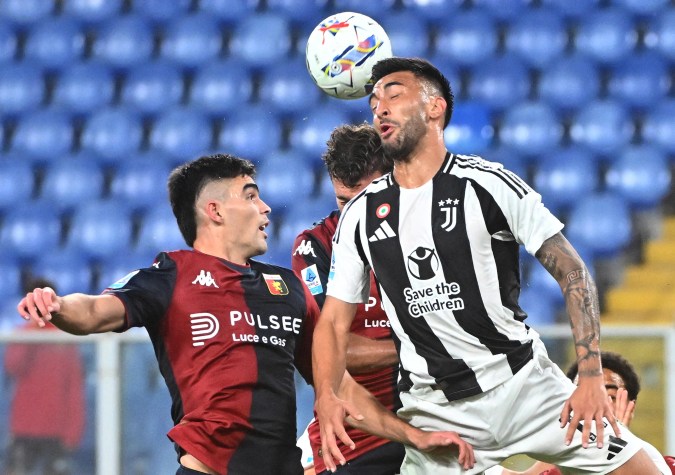 El mexicano Johan Vásquez disputando una pelota con el argentino Nico González de la Juventus.