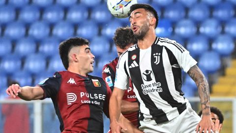 El mexicano Johan Vásquez disputando una pelota con el argentino Nico González de la Juventus.