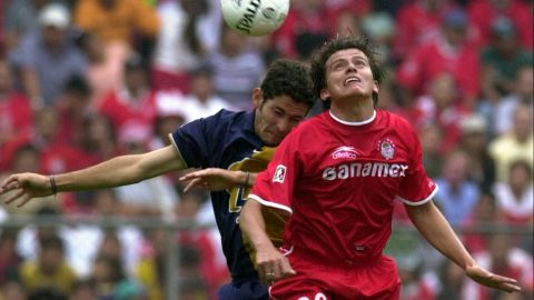 Imagen de un partido del Toluca en el torneo en que se coronaron con "Pampa" en el banquillo. Jugadores como Vicente Sánchez, José Cardozo, Sinha y Erick Espinoza (en la foto) integraban la plantilla.