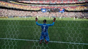 Real Madrid goalkeeper Keylor Navas (1) kneels on the goal line prior to an International Champions Cup tournament soccer match against Juventus, Saturday, Aug. 4, 2018, in Landover, Md. Real Madrid won 3-1. (AP Photo/Nick Wass)