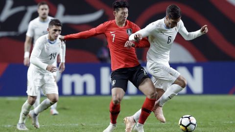 Son Heung-min y Rodrigo Bentancur en un amistoso de selecciones.