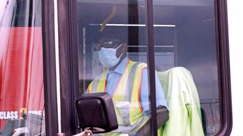 México identifica a cuatro connacionales muertos en choque de autobús en Mississippi, EE.UU.
