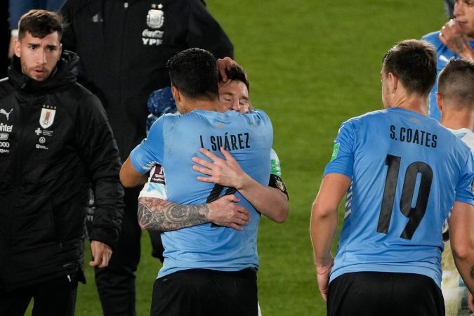 Lionel Messi y Luis Suárez se saludan después de un encuentro que disputaron las selecciones de Argentina y Uruguay por las eliminatorias sudamericanas.