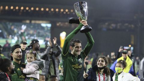 Diego Valeri alzando el trofeo de conferencia de la MLS.