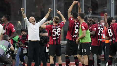 Stefano Pioli celebra una victoria del AC de Milán con sus jugadores.