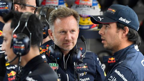 Christian Horner, director de Red Bull, conversando con el mexicano Sergio "Checo" Pérez.