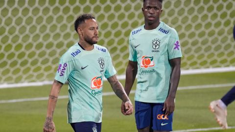 Neymar junto a Vinícius Júnior durante una práctica con la Selección de Brasil por las eliminatorias sudamericanas.