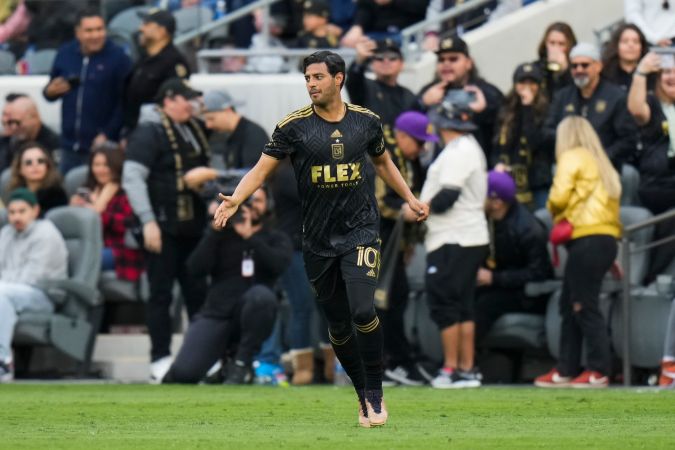 El mexicano Carlos Vela estará jugando con Los Ángeles FC por lo que resta de esta temporada de la MLS con la opción de extender su contrato por un año más.