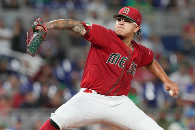 Julio Urías era uno de los mejores lanzadores de México antes de verse envuelto en un caso de violencia familiar por el que fue encontrado culpable y condenado a tres años de libertad condicional.