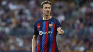 Barcelona's Frenkie de Jong gestures during a Spanish La Liga soccer match between Barcelona and Osasuna at the Camp Nou stadium in Barcelona, Spain, Tuesday, May 2, 2023. (AP Photo/Joan Monfort)