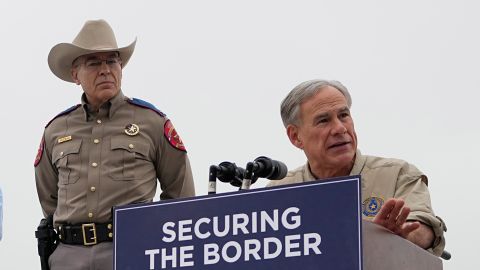 El mando policiaco de Texas, Steve McCraw, y el gobernador Greg Abbott.